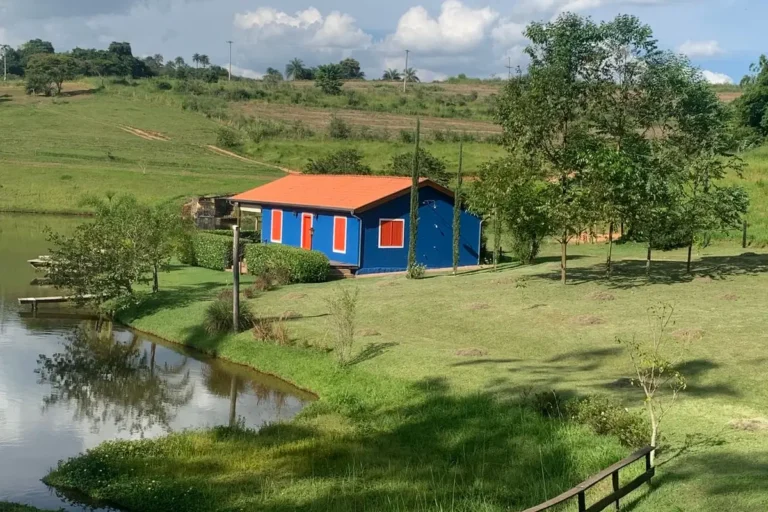 Casa de fazenda ao lado de um açude e pastagem, imóvel rural no Tocantins